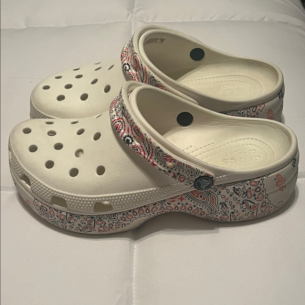 CROCS Iconic Comfort platform in White with Red and Black Paisley Womens size 9